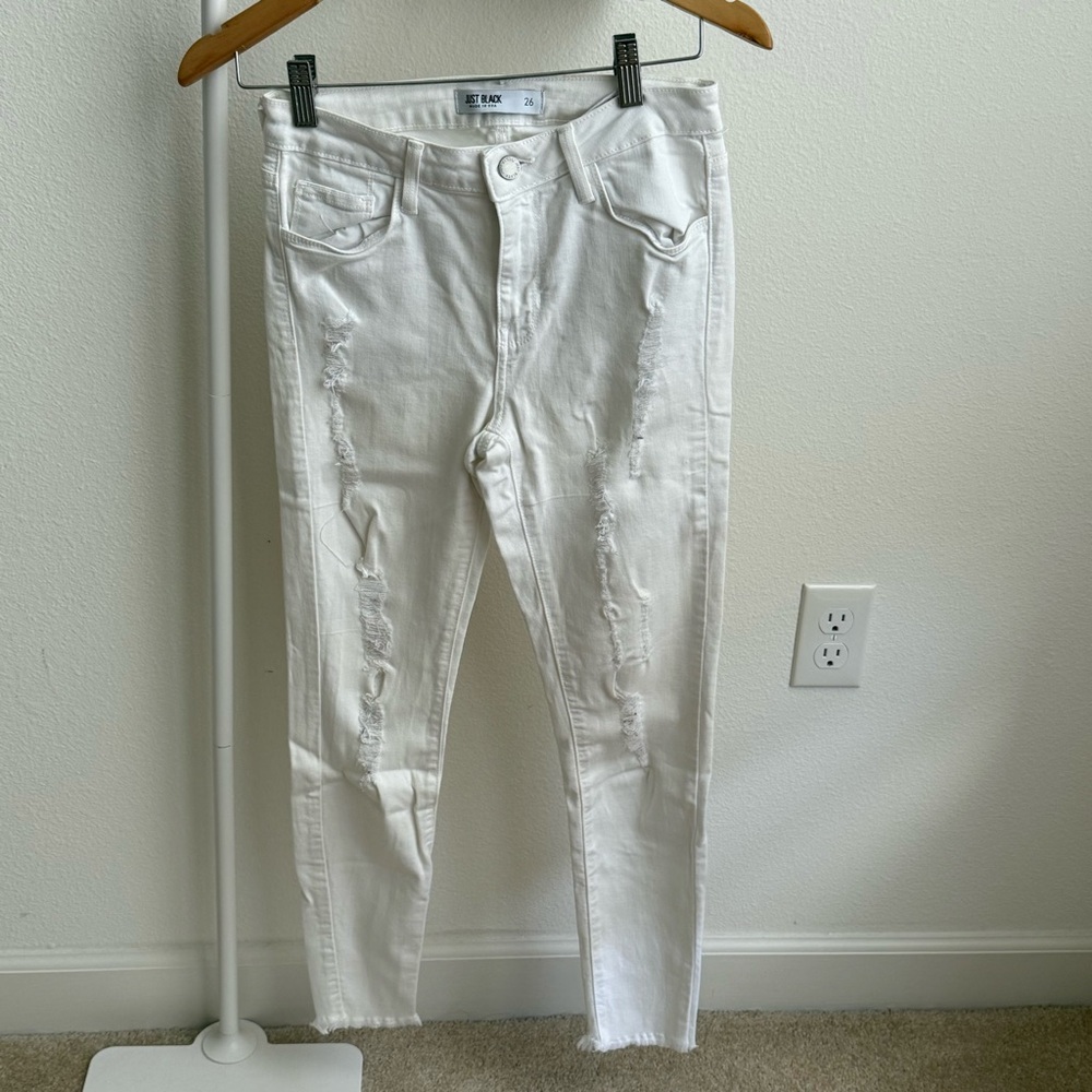 JUST BLACK | Ripped Skinny Jeans, EUC